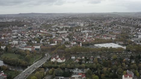 Toma-Aérea-De-Drones-Del-Centro-De-La-Ciudad-Alemana-De-Kassel-En-Alemania,-Hessen,-Europa