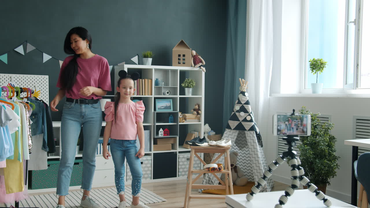 Mom and Daughter Fashion Vlog - Kids Clothing Haul and Try-On