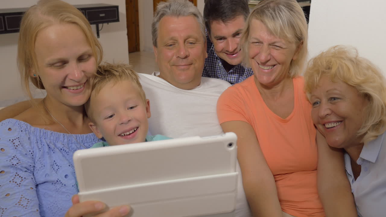 gran familia viendo algo en el touch pad