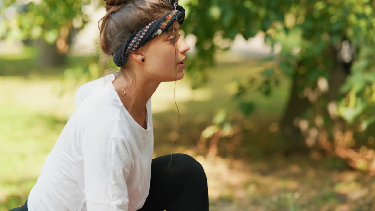 mujer haciendo postura de yoga en el parque