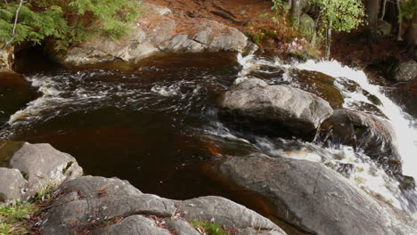 Corriente-De-Agua-Fuerte-Cayendo-Por-Una-Pendiente-Rocosa,-Vista-Panorámica-Derecha