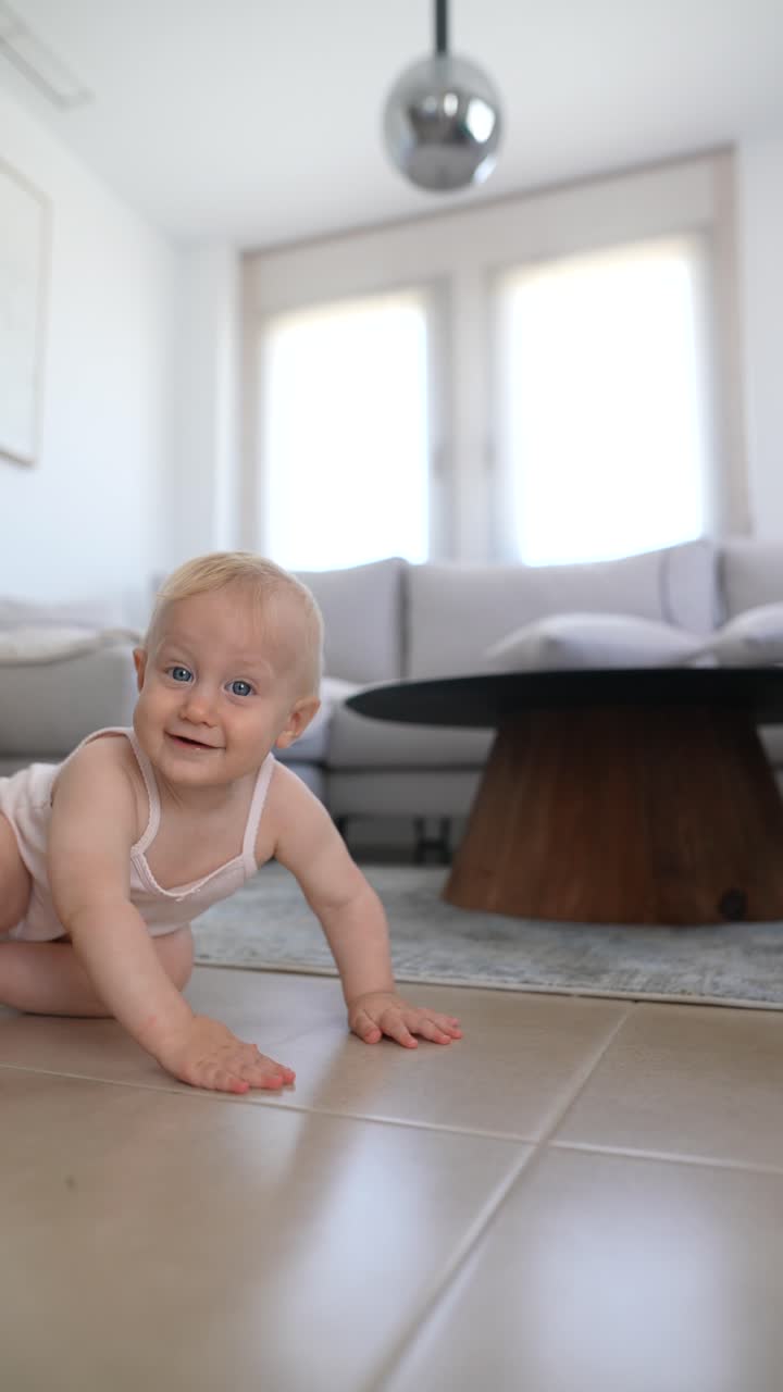 bebé arrastrándose en una sala de estar