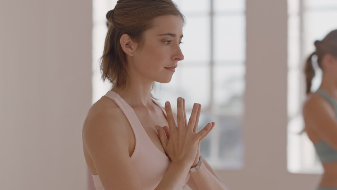 hermosa mujer de yoga practicando pose de meditación en el gimnasio al amanecer entrenamiento femenino caucásico con un grupo de mujeres multiétnicas disfrutando de un estilo de vida saludable y equilibrado