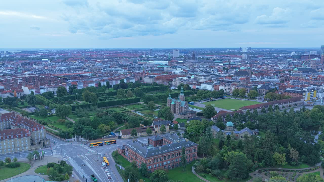 Dronebillede over København centrum ved solopgang, stille gader