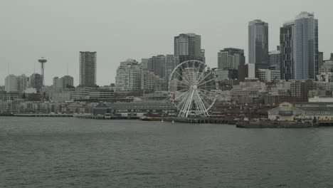 Una-Toma-En-Cámara-Lenta-Del-Horizonte-De-Seattle-Y-La-Rueda-De-La-Fortuna