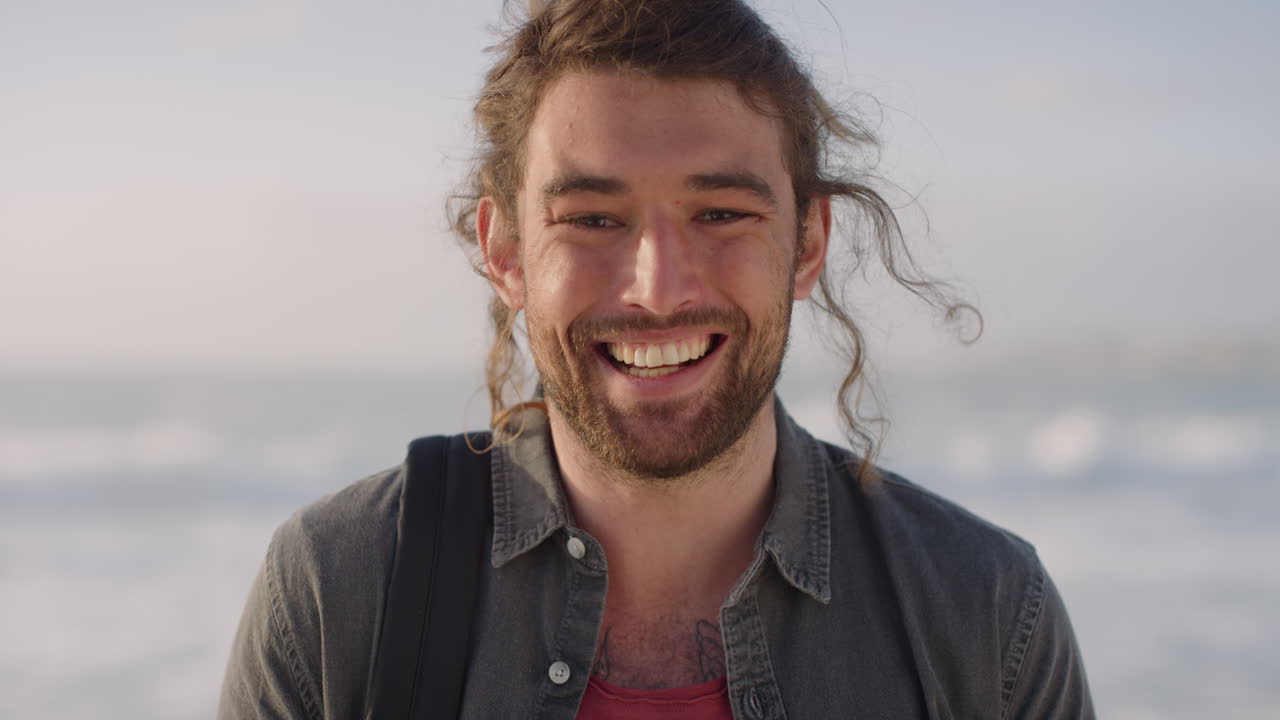 retrato de un joven amigable sonriendo disfrutando de un estilo de vida de vacaciones exitoso buscando un hombre alegre e independiente en una cálida playa soleada