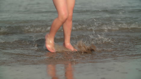 Kinderfüße-Planschen-Wasserspaß-Am-Meer