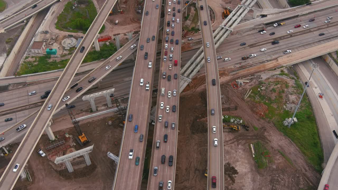 vista de pájaro del tráfico en la autopista principal en houston