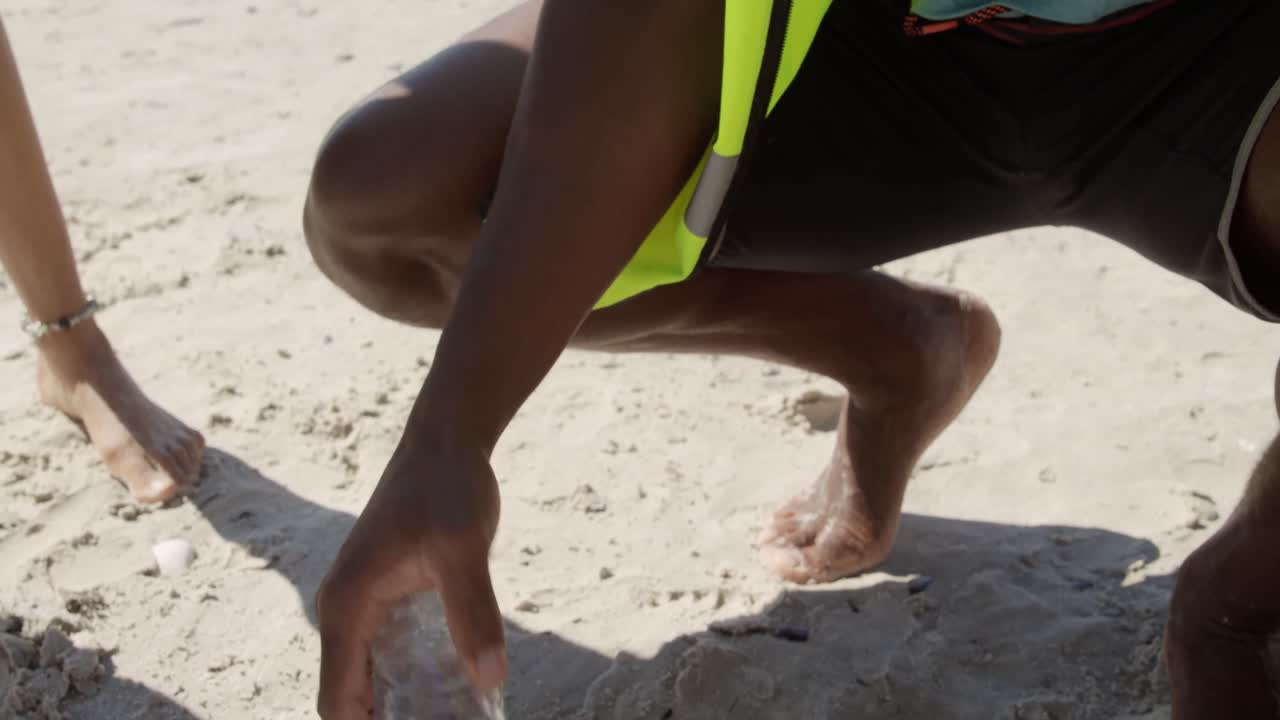 hombre voluntario limpiando la playa en un día soleado 4k