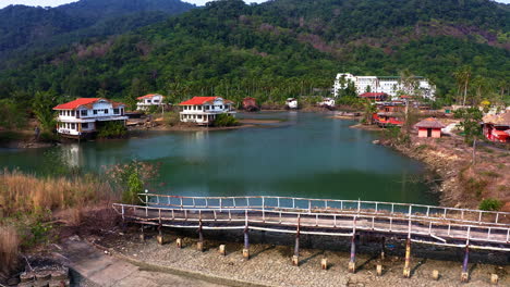 puente oxidado y complejo koh chang abandonado en una laguna tropical
