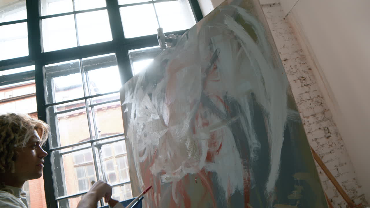 실내에서 예술가 그림을 그리는