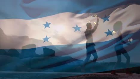 Animation-Des-Schwenkens-Der-Honduras-Flagge-über-Einer-Gruppe-Von-Freunden-Am-Strand