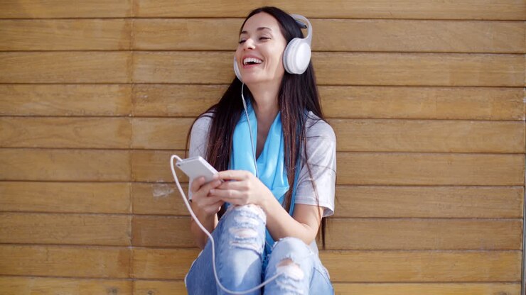 Donna felice che si gode la sua musica.