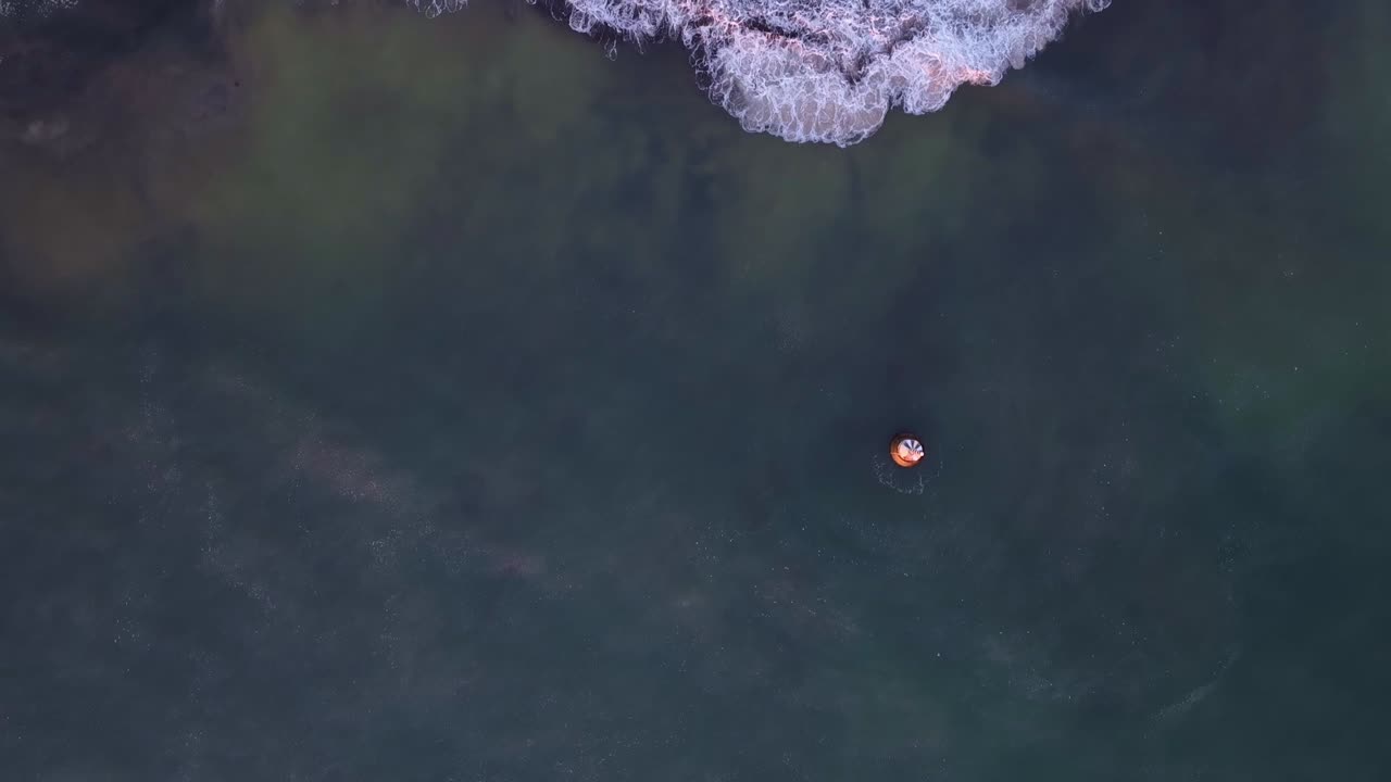 서부 오스트레일리아 의 퍼스 에 있는 코트슬로 해변 에서 파도 가 부히는 모습