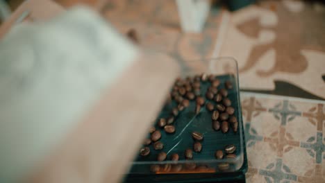granos de café que caen en cámara súper lenta en 4k