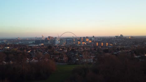 Wunderschöne-Drohnenaufnahme-Des-Wembley-Fußballstadions-Im-Norden-Londons-Bei-Sonnenuntergang