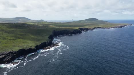 Isla-Valentina,-Irlanda,-Con-Costa-Escarpada-Y-Colinas-Verdes,-Vista-Aérea