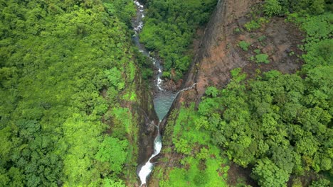 Hermosas-Cascadas-De-Devkund-Vista-De-Arriba-A-Abajo-Desde-Drones