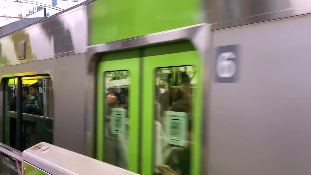 Treno della linea Yamanote in arrivo alla stazione di Shibuya a Tokyo