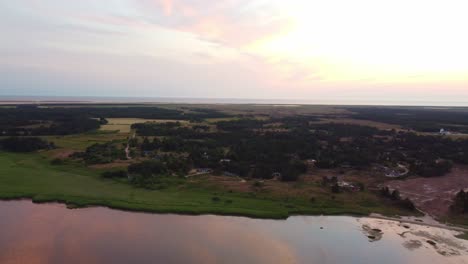 Toma-Aérea-De-Aguas-De-Marismas-Al-Atardecer-En-La-Isla-De-Romo,-Dinamarca