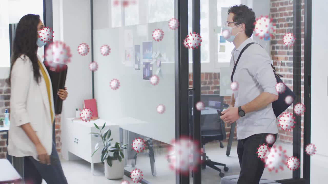 사무실에서 얼굴 마스크를 쓰고 팔꿈치를 만지는 남자와 여자 위의 코로나 19 세포의 애니메이션