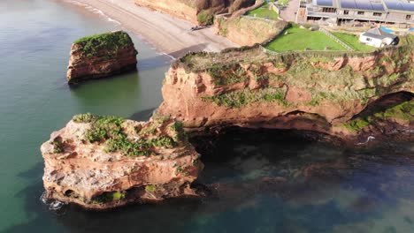 Vista-Aérea-De-Las-Pilas-De-Acantilados-Marinos-En-La-Bahía-De-Ladram