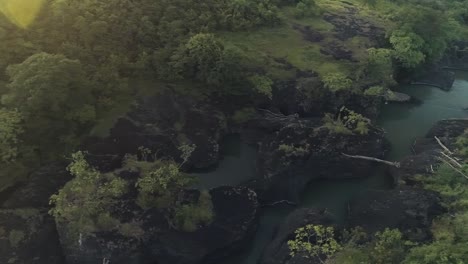 Drohnenaufnahmen,-Die-Während-Eines-Sonnenaufgangs-Einem-Fluss-Folgen