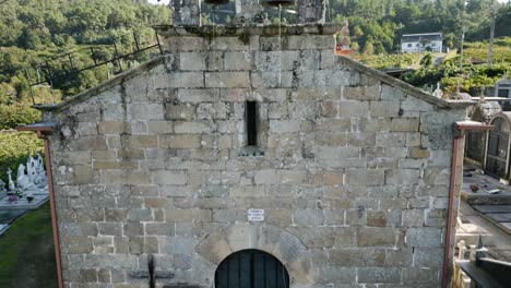 Drohne-Steigt-Auf-Iglesia-San-Martino-De-Longos,-Toen-Ourense-Galicien-Spanien