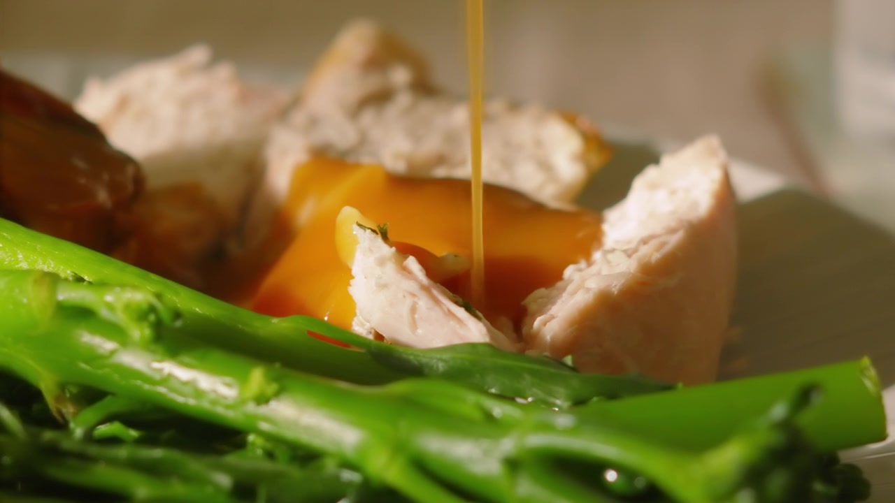 Tuangan Saus Kental yang Elegan dan Perlahan di Atas Ayam Panggang Inggris dengan Kentang Panggang dan Brokoli