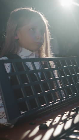 el niño escucha al maestro en la escuela de música. la niña trabaja con el maestro tocando el sintetizador contra la luz de fondo. preparación vocal del niño para cantar