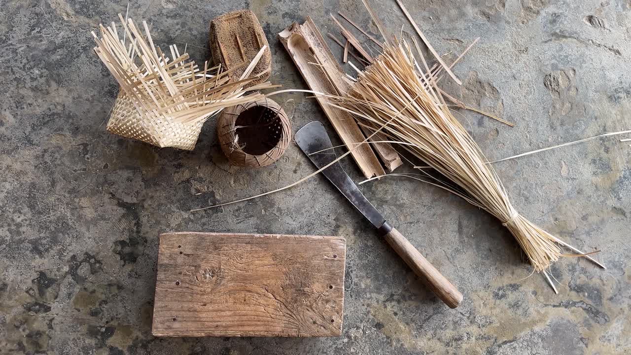 Bamboo is being thinly sliced ​​and made into various essential items.