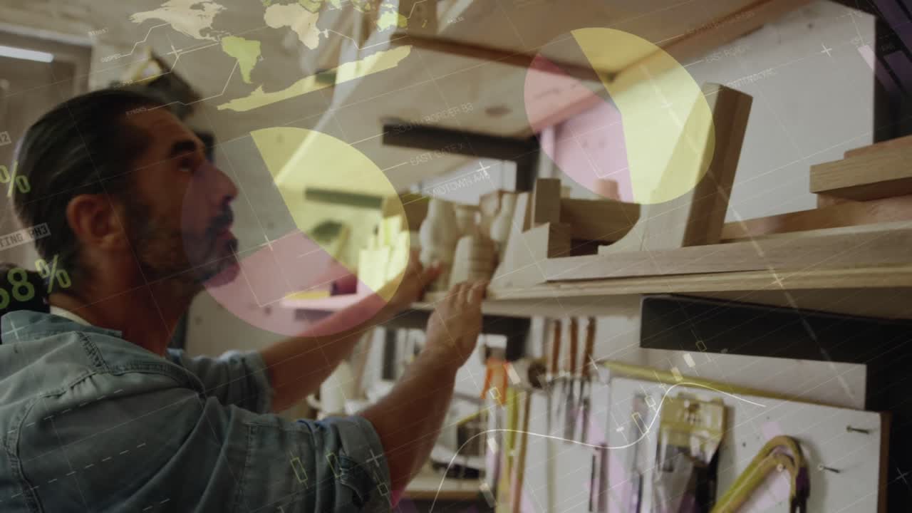 animación de procesamiento de datos sobre carpintero caucásico que trabaja en el taller