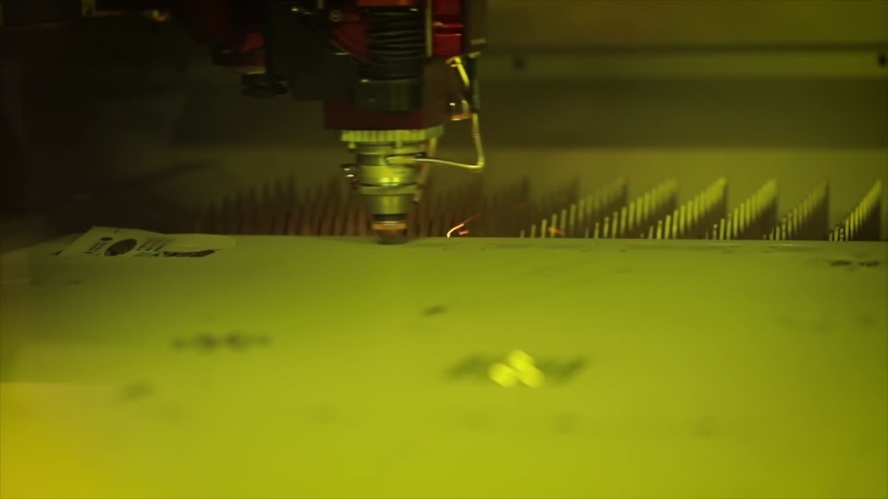 corte láser cnc de metal en cámara lenta, tecnología industrial moderna.
