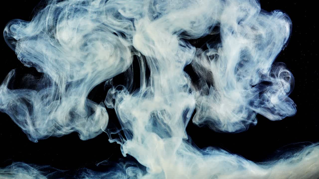 Nuvola di inchiostro bianco astratta che si espande nell'acqua.