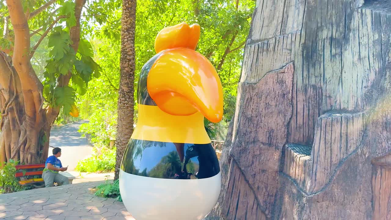 푸른 숲 속 에 있는 다채로운 투칸 조각