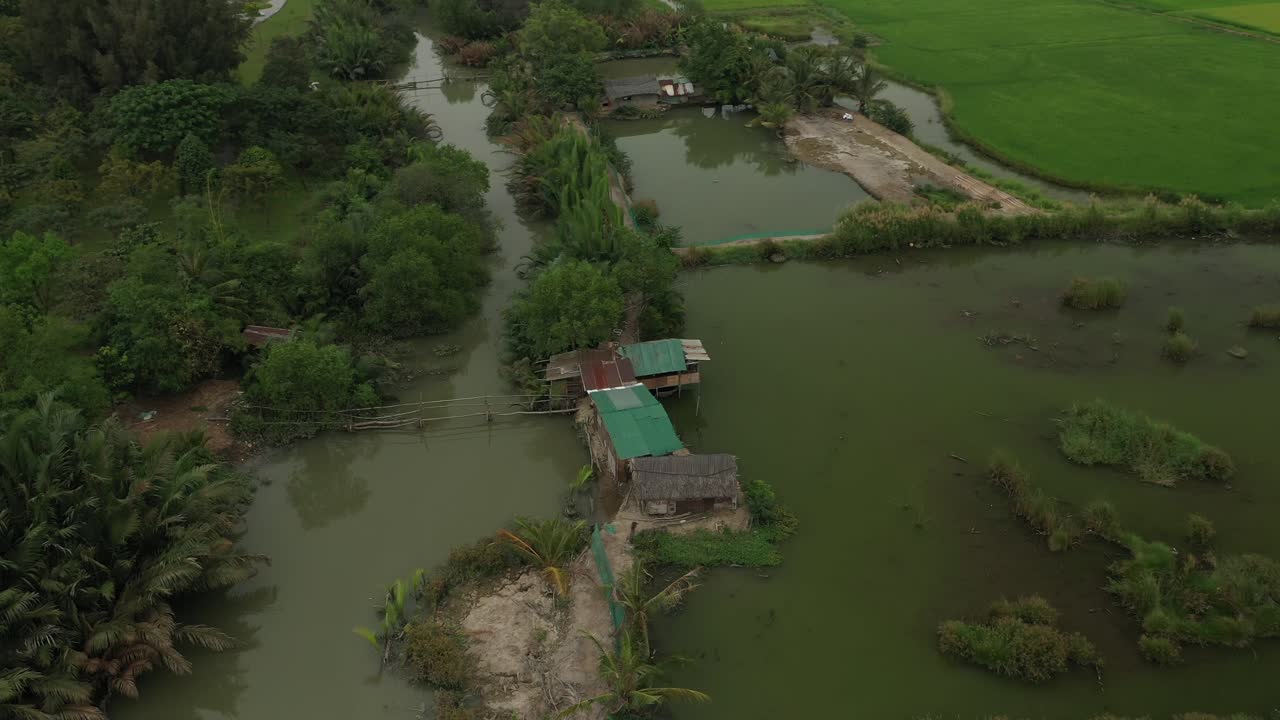 tiro de drones en órbita de campos de arroz en las afueras de la ciudad de ho chi minh, vietnam