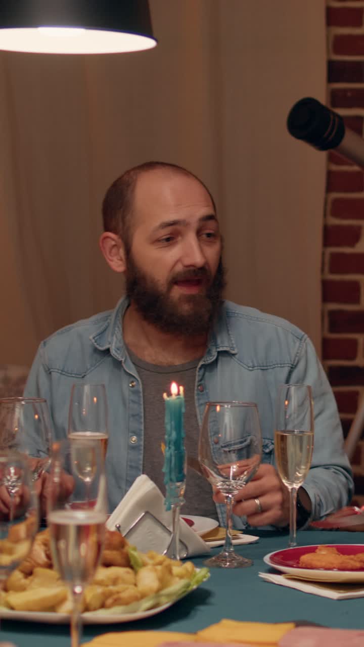 Persone che cenano a un tavolo con candele