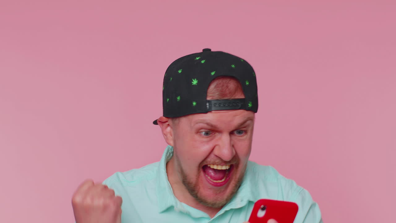 hombre feliz emocionado utilizar el teléfono móvil decir wow sí descubrió gran gran ganancia noticias haciendo el gesto ganador