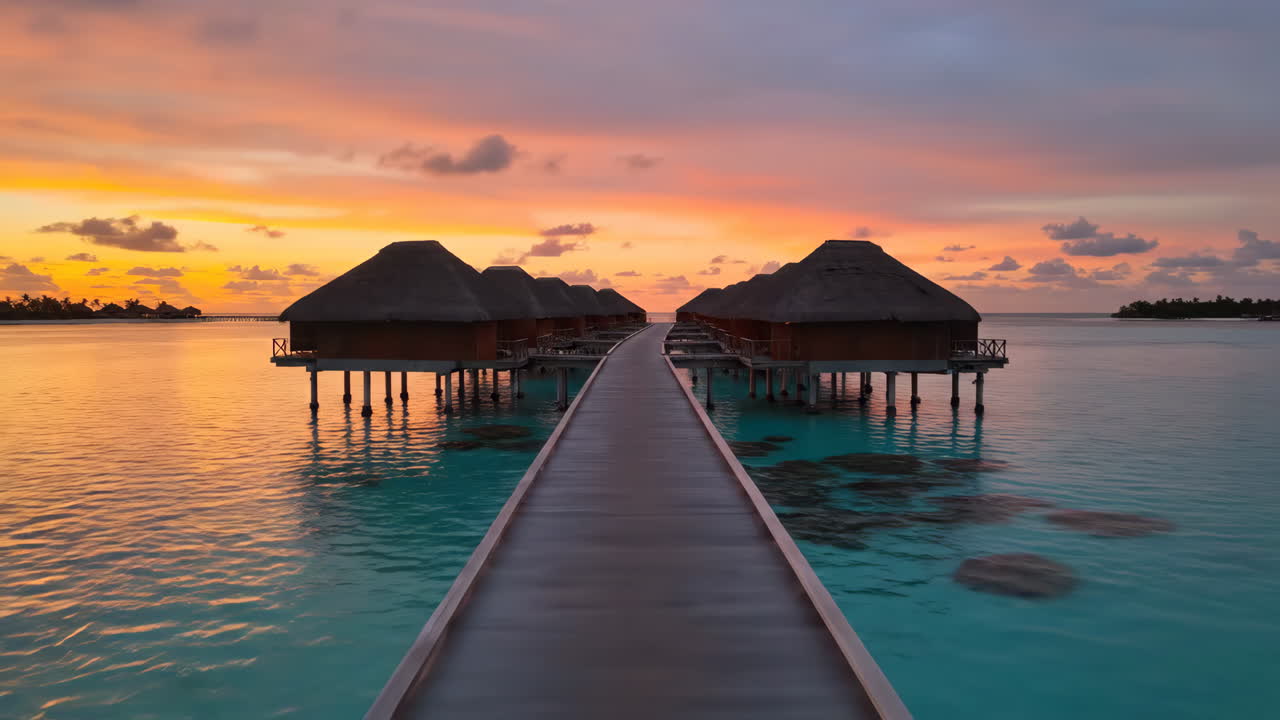 Bungalow idilliaci sull'acqua al tramonto alle Maldive