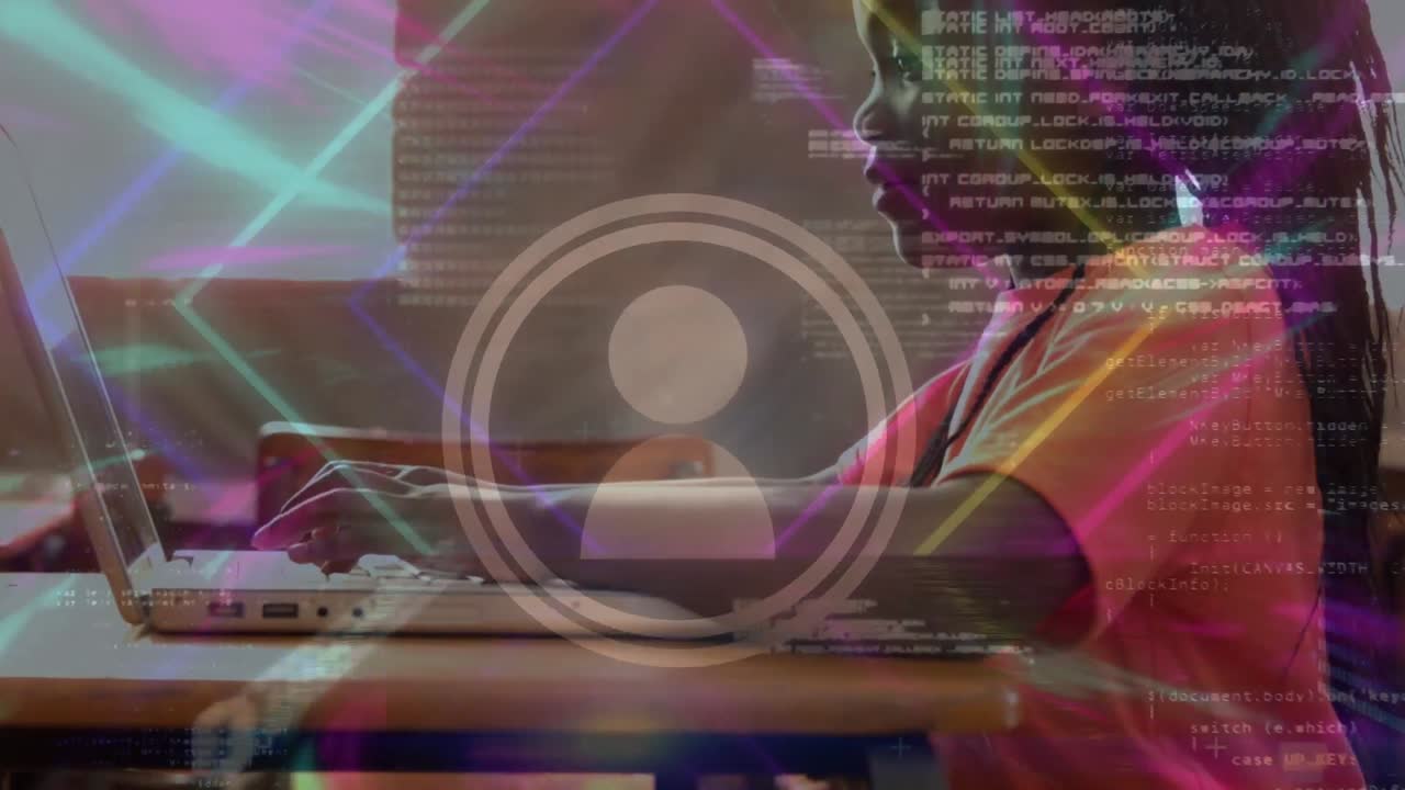 animación del procesamiento de datos sobre un niño afroamericano usando una computadora portátil