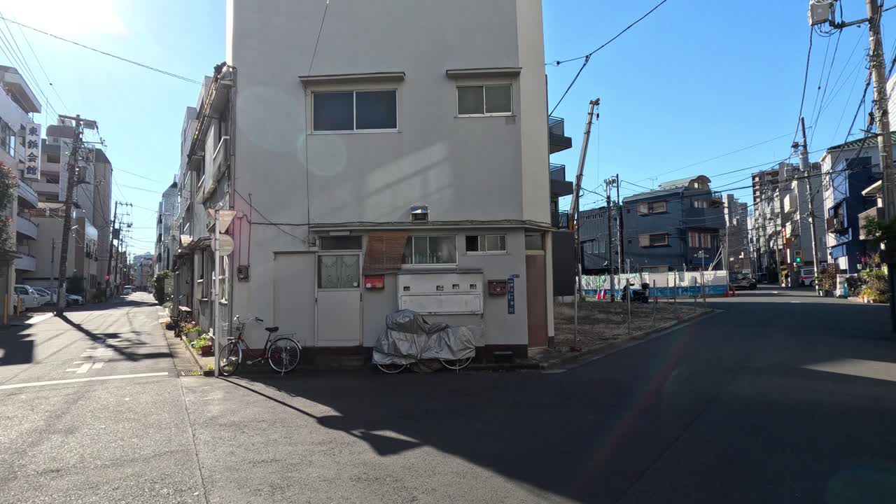 조용한 도시 교차로의 낮 시간 지연.