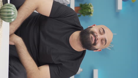vídeo vertical del hombre soñador feliz.