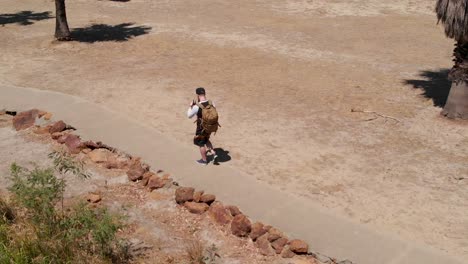 hombre caminando en australia