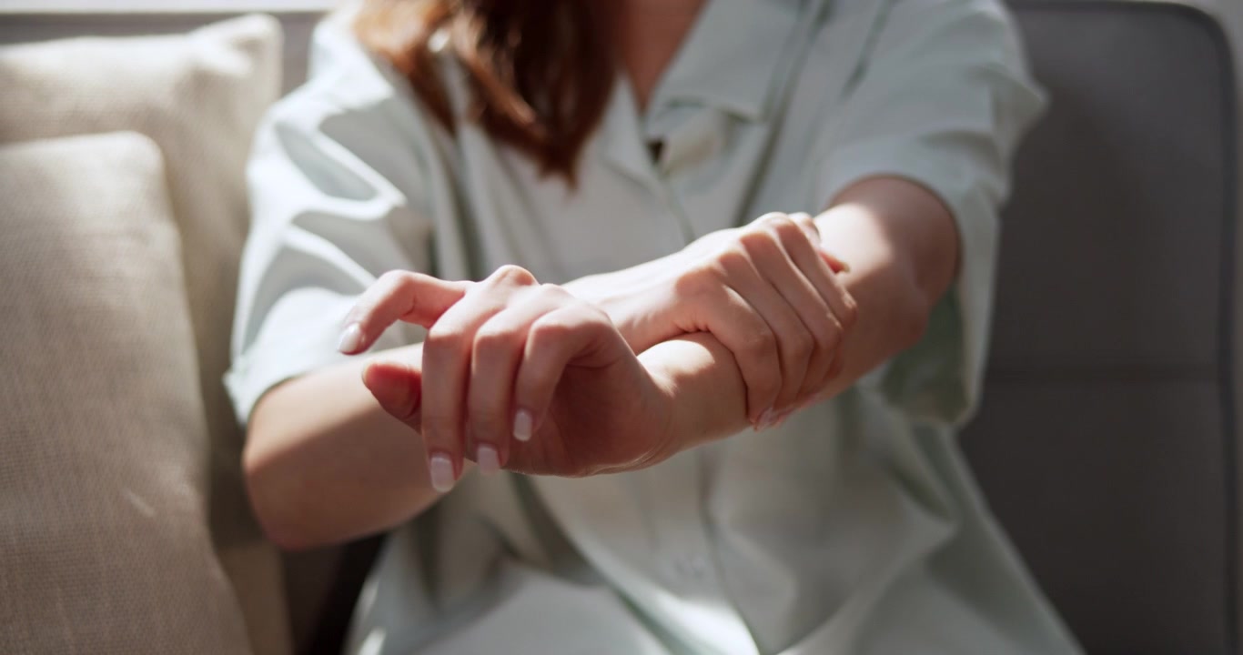 Esplora tecniche di stretching per le mani per il relax e il benessere in un ambiente interno rilassante