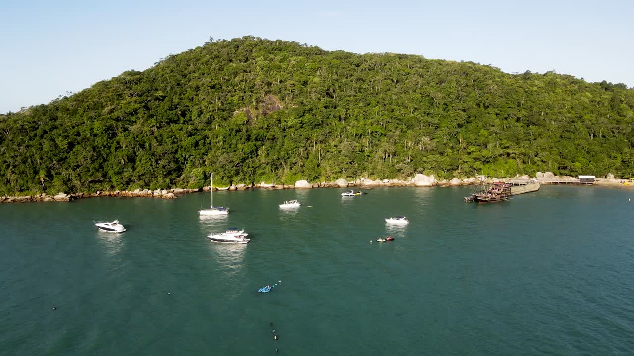 Vídeo de drone de barcos ancorados em uma baía.