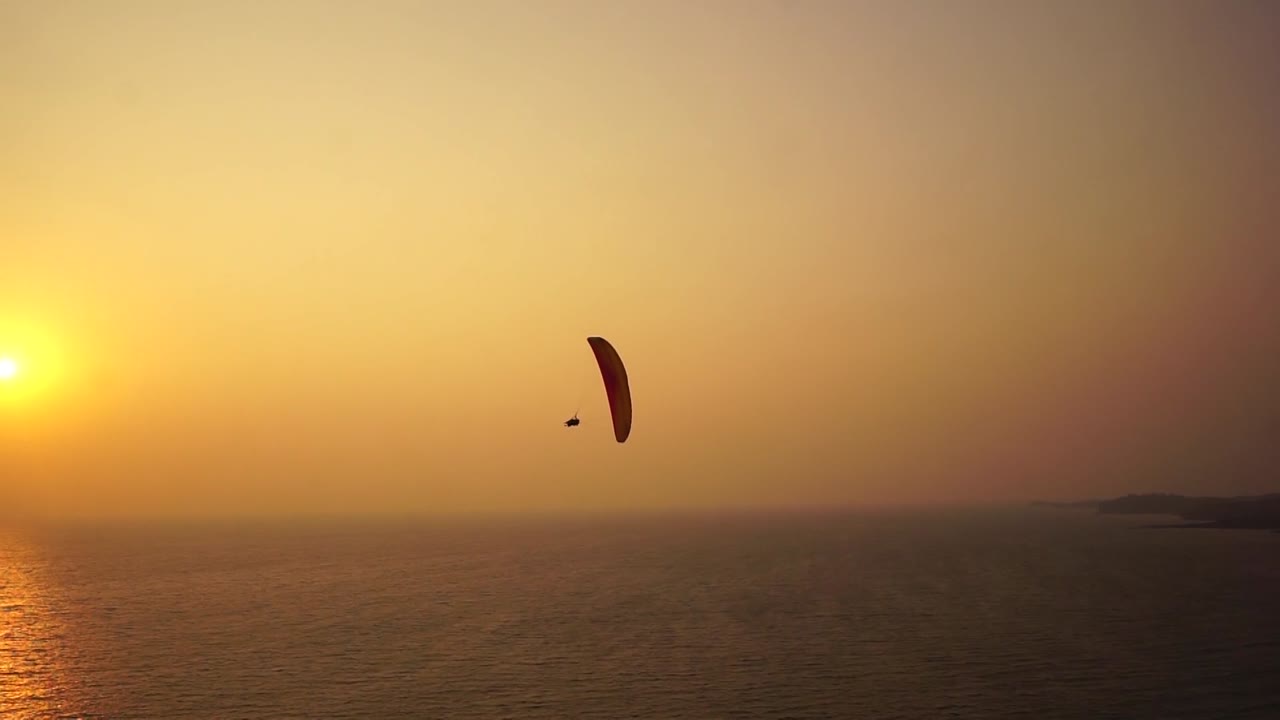 parapente en la puesta de sol sobre el océano, arambol, india