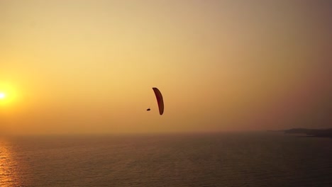 Gleitschirmfliegen-Im-Sonnenuntergang-über-Dem-Ozean,-Arambol,-Indien