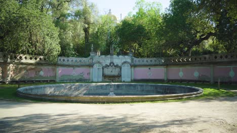 Entrada-Trasera-Del-Palacio-Con-Estatua-Del-Lago-Y-Fuente