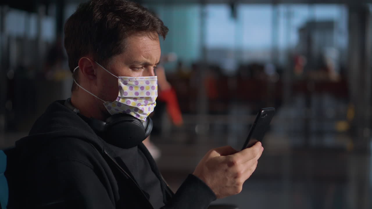 hombre usando teléfono inteligente en el aeropuerto