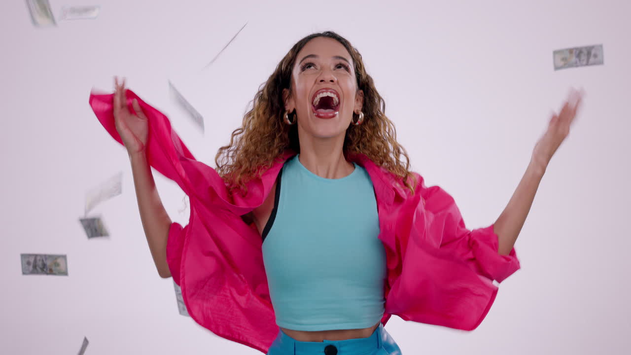 mujer feliz, lluvia de dinero y baile